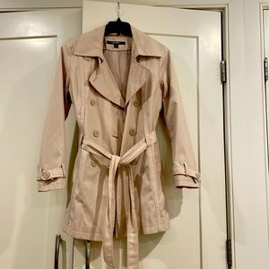Short trench raincoat